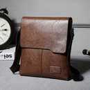 Bolsa de Ombro Masculina Compacta em Couro